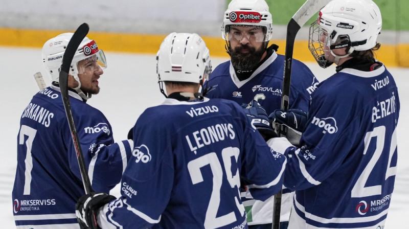 Deivids Sarkanis, Kaspars Daugaviņš un "Mogo" hokejisti. Foto: LHF