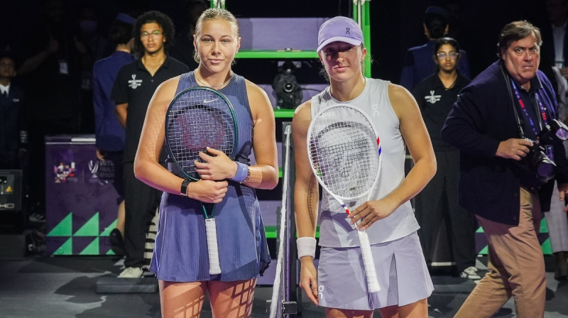Amanda Aņisimova un Iga Švjonteka. Foto: WTA Finals Riyadh