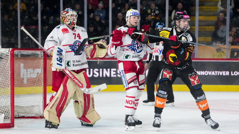 Bernes cīņa pret Rapersvīlas "Lakers", tostarp Ivars Punnenovs. Foto: Kjetil Waber/Steinsiek.ch/Scanpix
