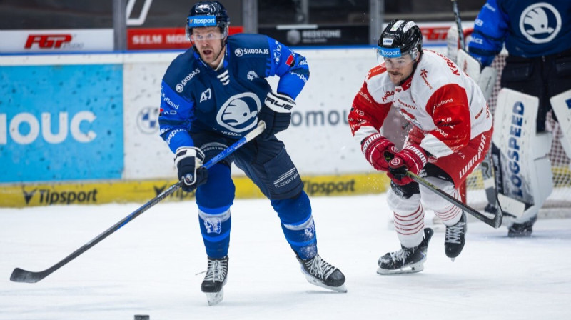 Renārs Krastenbergs cīņā pret Plzeņas "Škoda". Foto:  Michal Struž/HC Olomouc