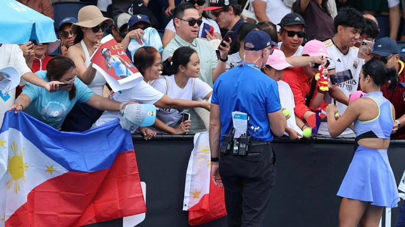 Aleksandra Eala dala autogrāfus pat pēc sāpīga zaudējuma. Foto: Angelito Valdez Jr. / The Philippine Times (Australia)