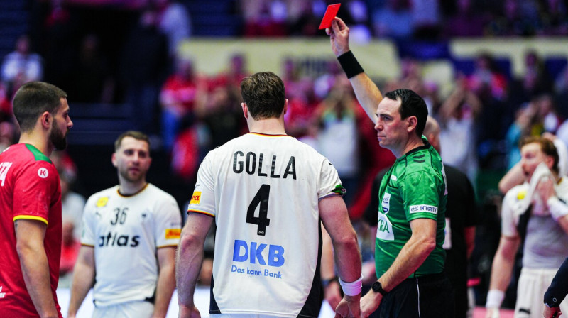 Vācijas valstsvienības handbolistam Johannesam Gollam tiek parādīta sarkanā kartīte. Foto: Marcel von Fehrn/Eibner-Pressefoto/Scanpix