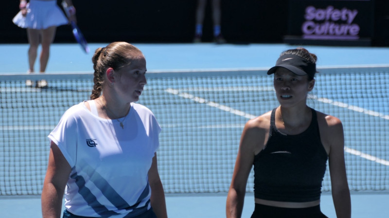 Aļona Ostapenko un Suvei Šei. Foto: @kostekcanu / Australian Open