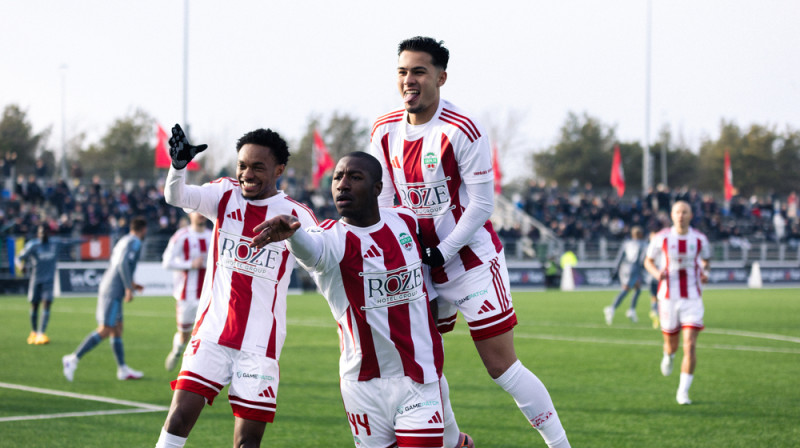 "Liepāja" futbolisti svin vārtu guvumu spēlē pret "Riga FC". Foto: Mārtiņš Vējš