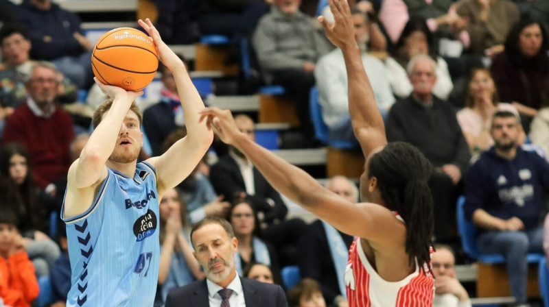 Artūrs Kurucs metienā. Foto: CB Breogán