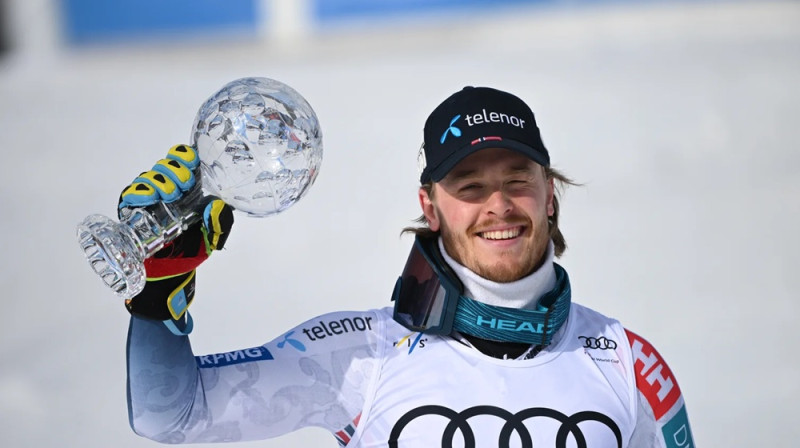 Atle Lī Makgrāts ar Mazo Kristāla globusu. Foto: FIS/ActionPress/Jonathan Nackstrand