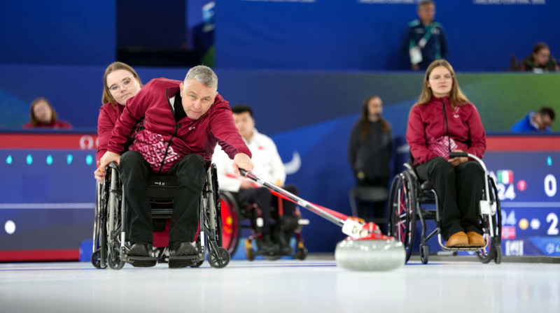 No kreisās: Linda Meijere, Ojārs Briedis, Elija Asniņa
Foto: Ausma Cīrulniece