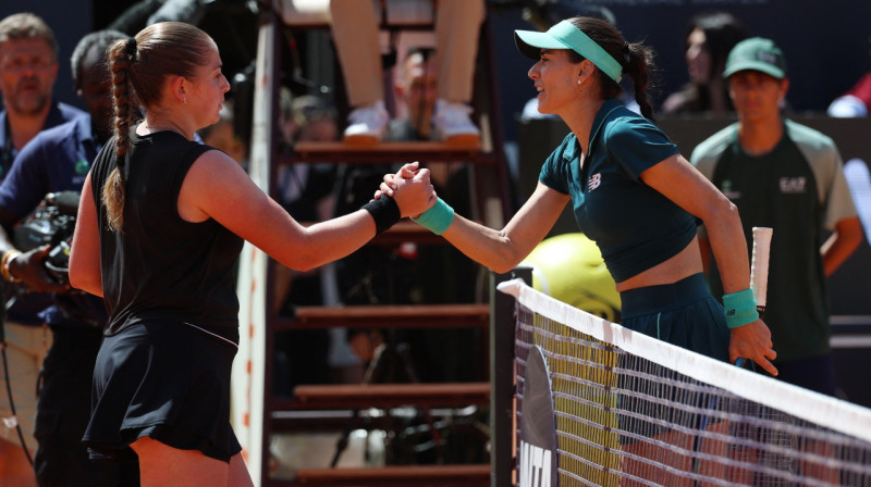 Aļona Ostapenko un Sorana Kirstja. Foto: Reuters/Scanpix