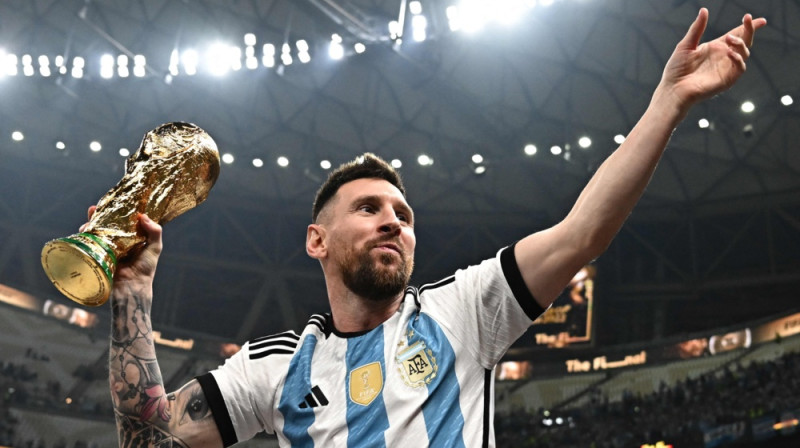 Lionels Mesi ar Pasaules kausu 2022. gadā. Foto: AFP/Scanpix