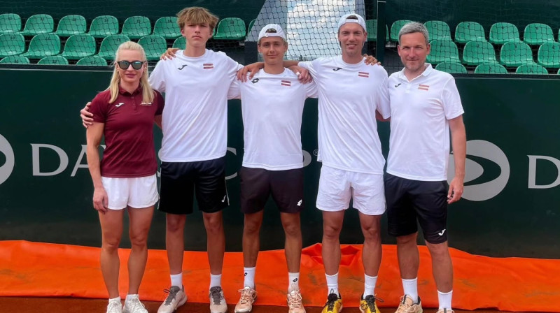 Anna Vasariete, Ēriks Valeinis, Rihards Neimanis, Roberts Štrombahs, Deniss Pavlovs. Foto: Latvijas Tenisa Savienība