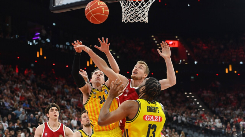 Mirklis Minhenes "Bayern" un Berlīnes "Alba" cīņā Vācijas Bundeslīgas finālā. Foto: Sven Simon/Imago Images/Scanpix
