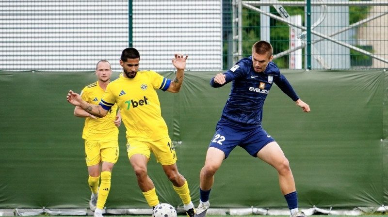 SK "Super Nova" pussargs Fakundo Garsija un BFC "Daugavpils" uzbrucējs Artems Harža. Foto: Margarita Vigule