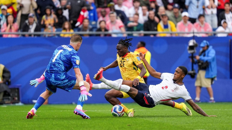Ezri Konsa pret Ganu. Foto: ZUMA Press/Scanpix