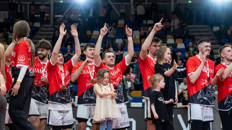 Valmieras basketbolisti – Latvijas un Igaunijas līgas čempioni. Foto: Tõnis Tõnström
