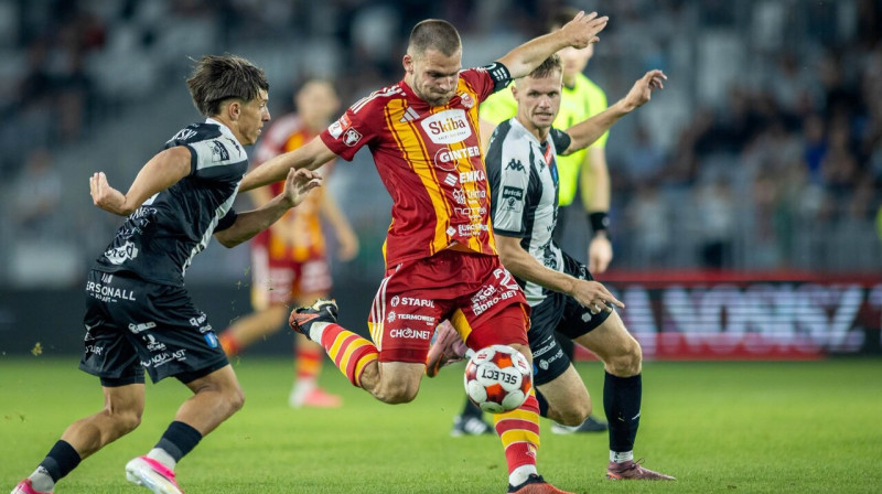 Valērijs Šabala sitiena mirklī. Foto: Michał Kędzierski/Press Focus