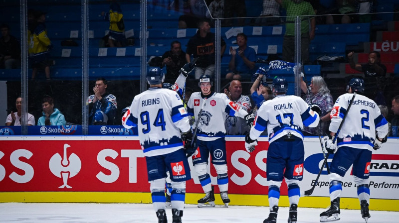 Pilzenes "Škodas" hokejisti un Čempionu līgas pustukšās vērotāju rindas. Foto: Lukáš Haváček