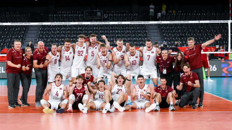 Latvijas valstsvienības volejbolisti pēc Eiropas meistarsacīkšu izslēgšanas posma sasniegšanas. Foto: CEV