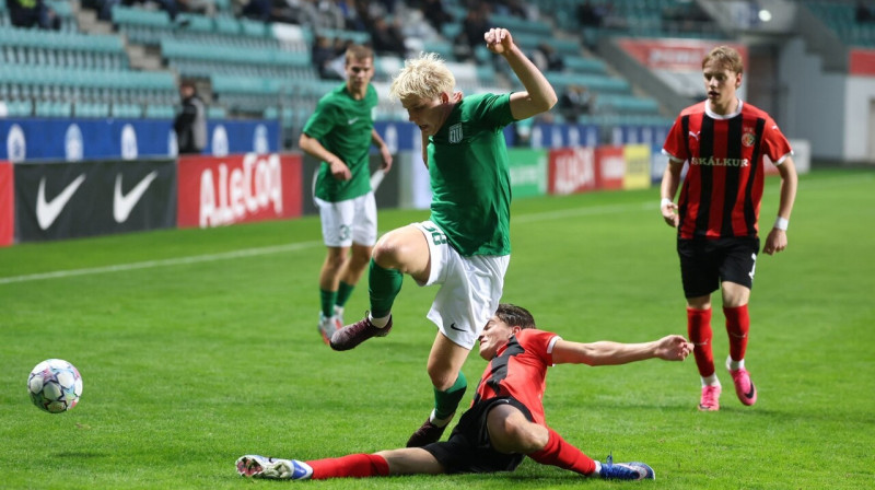 Tallinas "Flora" 16 gadīgais uzbrucējs Uku Korjuss cīņā pret fēriešiem UEFA Jaunatnes līgā. Foto: Ilmar Saabas/Delfi Meedia
