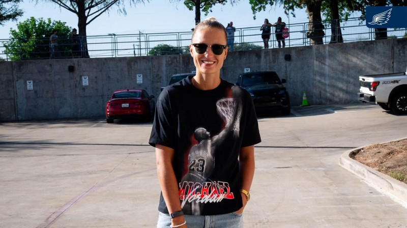 Kitija Laksa Maikla Džordana kreklā. Foto: Dallas Wings