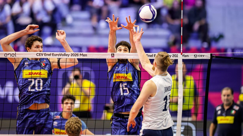 Soms Jonass Jokela ceļ bumbu pāri itāļu blokam Eiropas meistarsacīkšu ceturtdaļfinālā Turīnā. Foto: CEV