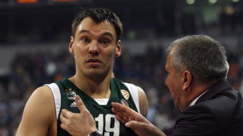 Šarūns Jasikēvičs un Žeļko Obradovičs pirms 17 gadiem. Foto: Reuters/Scanpix