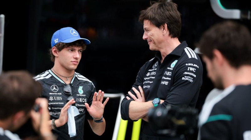 Kimi Antonelli un Toto Volfs. Foto: Eric Alonso/PsnewZ via ZUMA Press