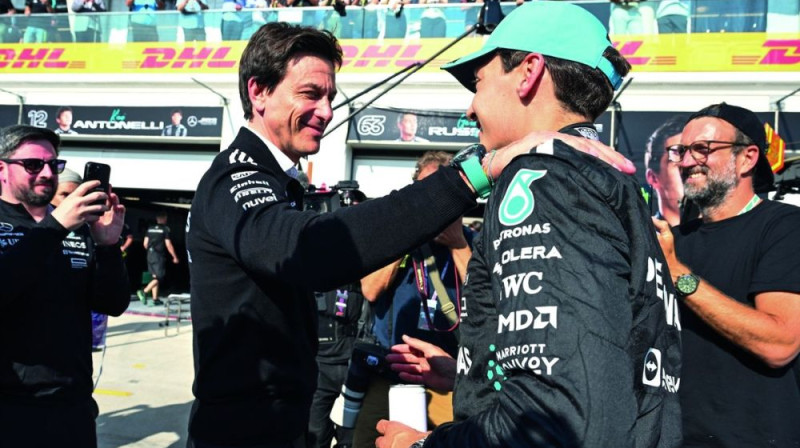 Toto Volfs un Džordžs Rasels. Foto: Motorsport.com