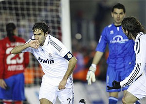 Madrides "Real" uzvar, Rauls atkārto rekordu