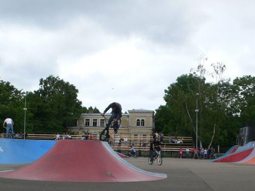 Ekstrēmi triki Ventspils skeitparkā