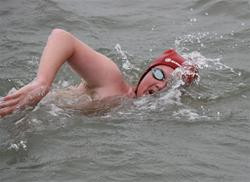17 gadus vecs amerikānis peldus šķērso Gibraltāru