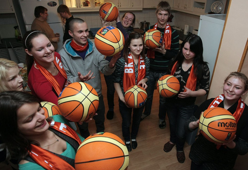 "Swedbank" LJBL un basketbola klubi bērniem dāvina bumbas