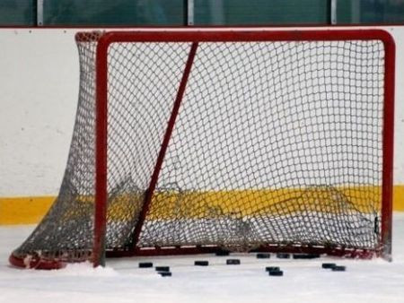 U16 hokejisti sīvā cīņā piekāpjas Kanādai