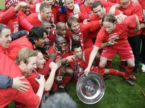 Nīderlandes čempionātā sīvā cīņā triumfē ''FC Twente''