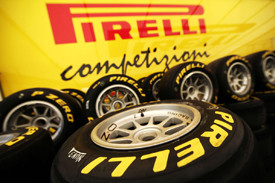 ''Pirelli'' strādā pie tā, lai šogad F1 sacīkstēs riepas būtu jāmaina vismaz divas reizes