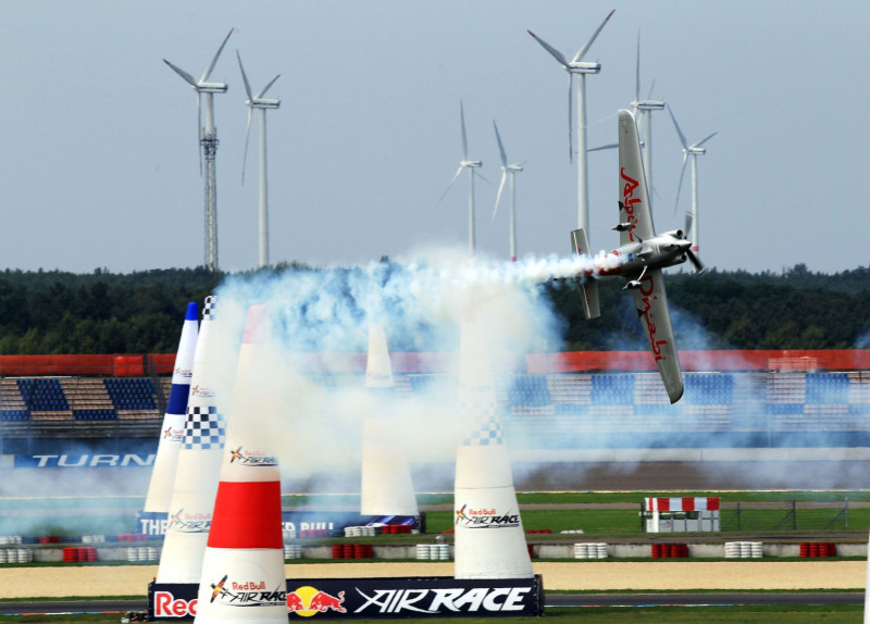 Bonoms kļūst par "Red Bull Air Race" pasaules čempionu