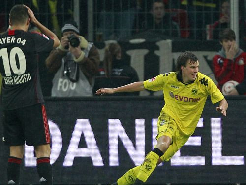 Dortmundes "Borussia" iesit trīs vārtus sešu minūšu laikā un sakauj "Bayer"