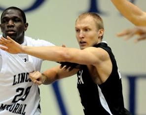 Basketbolista Ernšteina komandai vēsturisks panākums koledžu basketbolā