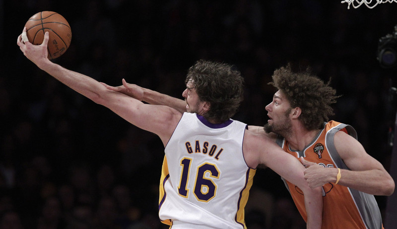 "Lakers" trešajā pagarinājumā pieveic "Suns"