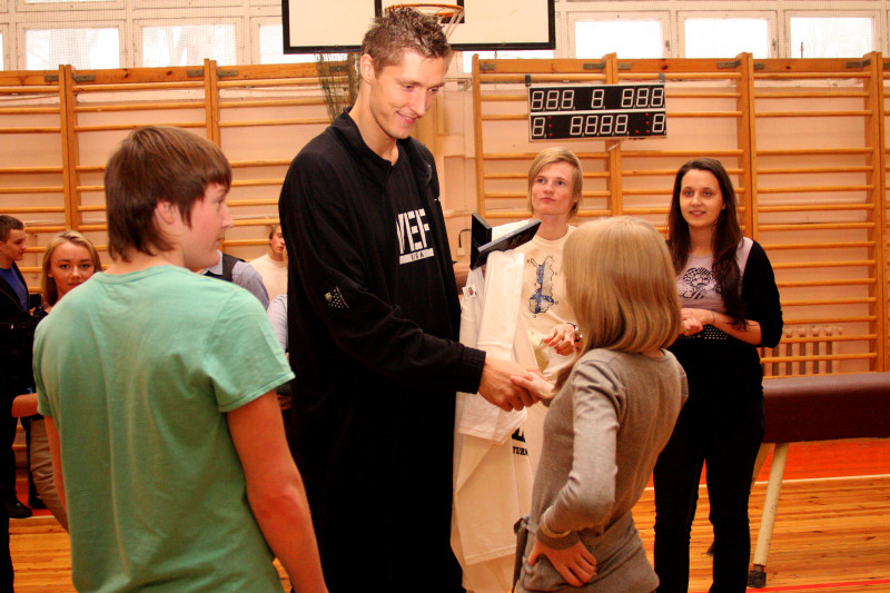 Basketbolists Kaspars Bērziņš atgriežas dzimtajā skolā