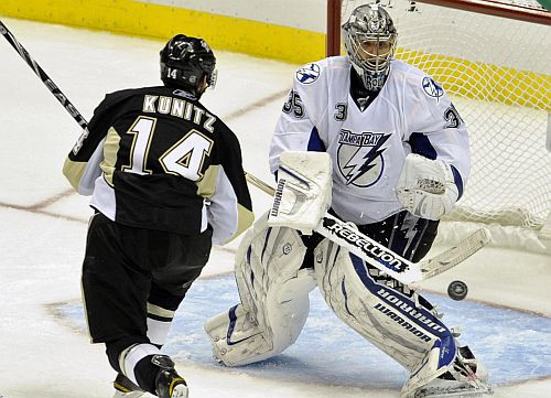 "Lightning" izslēdz Pitsburgu, "Bruins" atkalredzēšanās ar "Flyers"