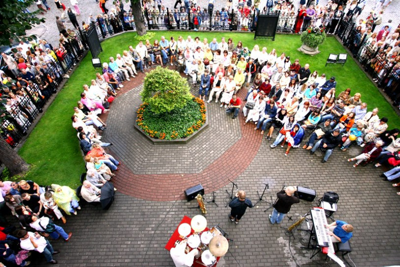 "Kārļa Vanaga City Jazz Big Band" koncerts Vecrīgā – Mazās Ģildes dārziņā