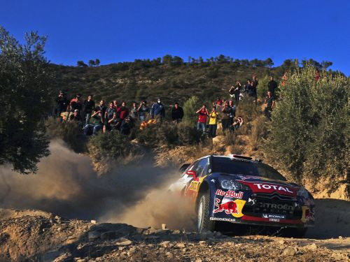 Putekļi un tumsa palīdz Lēbam saglabāt vadību Spānijas WRC rallijā