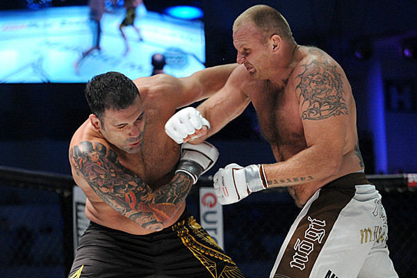 Bijušais UFC čempions Riko Rodrigezs zaudē Mihalam Kitam