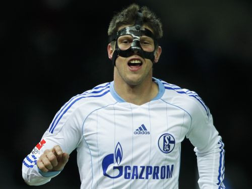 Kārtējie Huntelāra vārti palīdz "Schalke" kļūt par vicelīderi