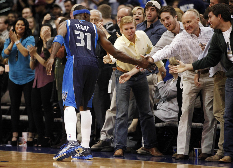 Pirmo uzvaru sezonā izcīna NBA čempione "Mavericks"