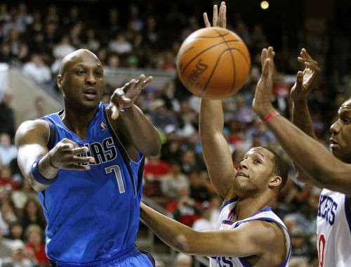 "Clippers" maiņas darījumā iegūst Odomu, Mo Viljamss dodas uz Jūtu