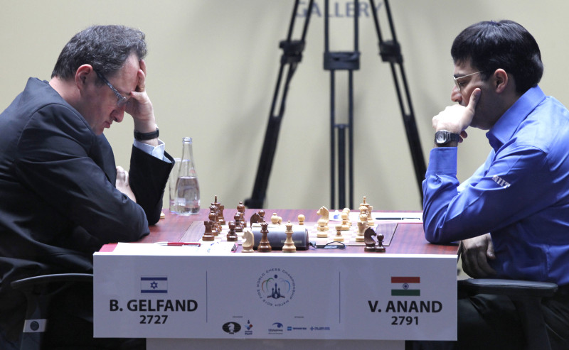 Šahisti Anands un Gelfands arī piekto partiju noslēdz neizšķirti