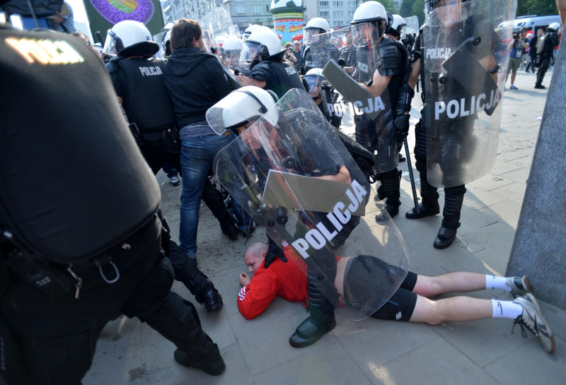 Polijas un Krievijas fani izraisa nekārtības Varšavas ielās (+video)