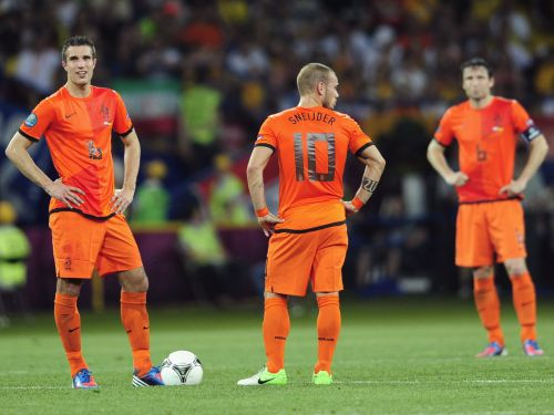 Eirofutbols: lielvalstīm vieglas spēles, kaimiņi igauņi pret Nīderlandi