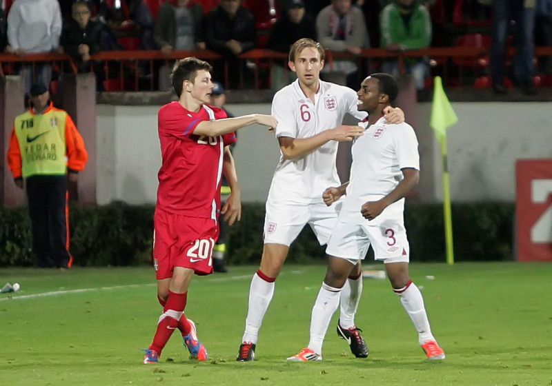 Angļu U-21 futbolisti sūdzas par rasismu, serbi kategoriski noliedz